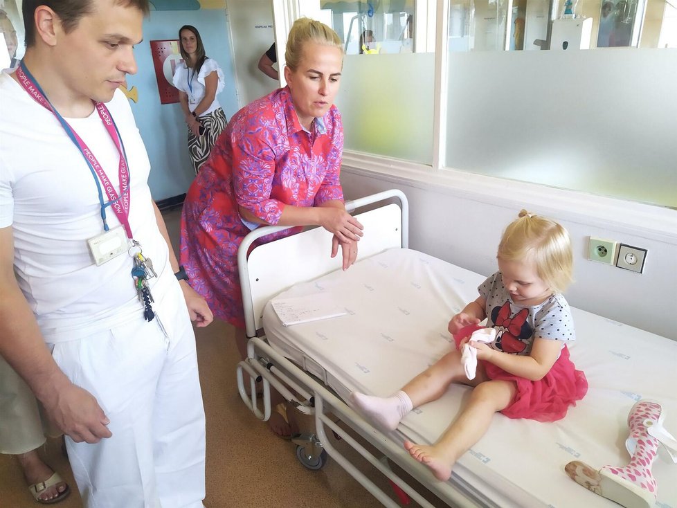 Ordinář dětské ortopedie Kliniky dětské chirurgie, ortopedie a traumatologie FN Brno Karel Urbášek kontroluje zhojenou nožičku Aničky.