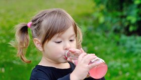 Některá dětská ovocná pití obsahují stejně cukru jako limonády, kterým se rodiče z obav o zdraví dětí vyhýbají.