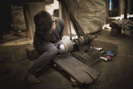 Děti v Africe často pracují v podmínkách, které by nezvládl ani dospělý