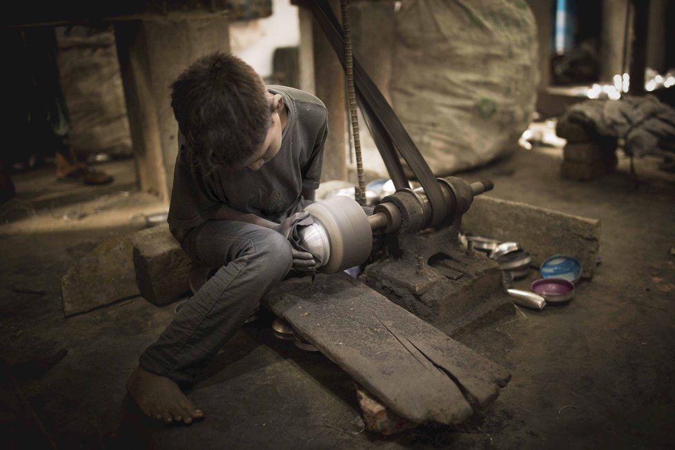 Děti v Africe často pracují v podmínkách, které by nezvládl ani dospělý.