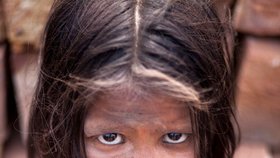 Šestiletá holčička Zhumur také tvrdě pracuje v cihelně na okraji Dháky v Bangladéši.