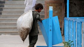 Svátek dětí v Afghánistánu? Děti prohledávají odpadky, aby našly užitečné věci.