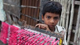 Jedenáctiletý Arif pracuje v továrně s balónky v Bangladéši. Děti třídí balónky na prašné podlaze a musejí nosit těžké předměty.
