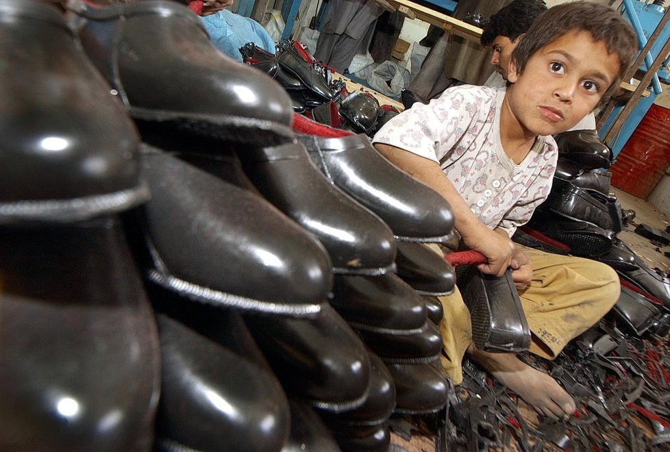 Devítiletý Mozammel připravuje stovky starých plastových bot k recylaci. Za svou práci v Továrně v Kábulu dostává zaplaceno 1,3 dolaru na den.