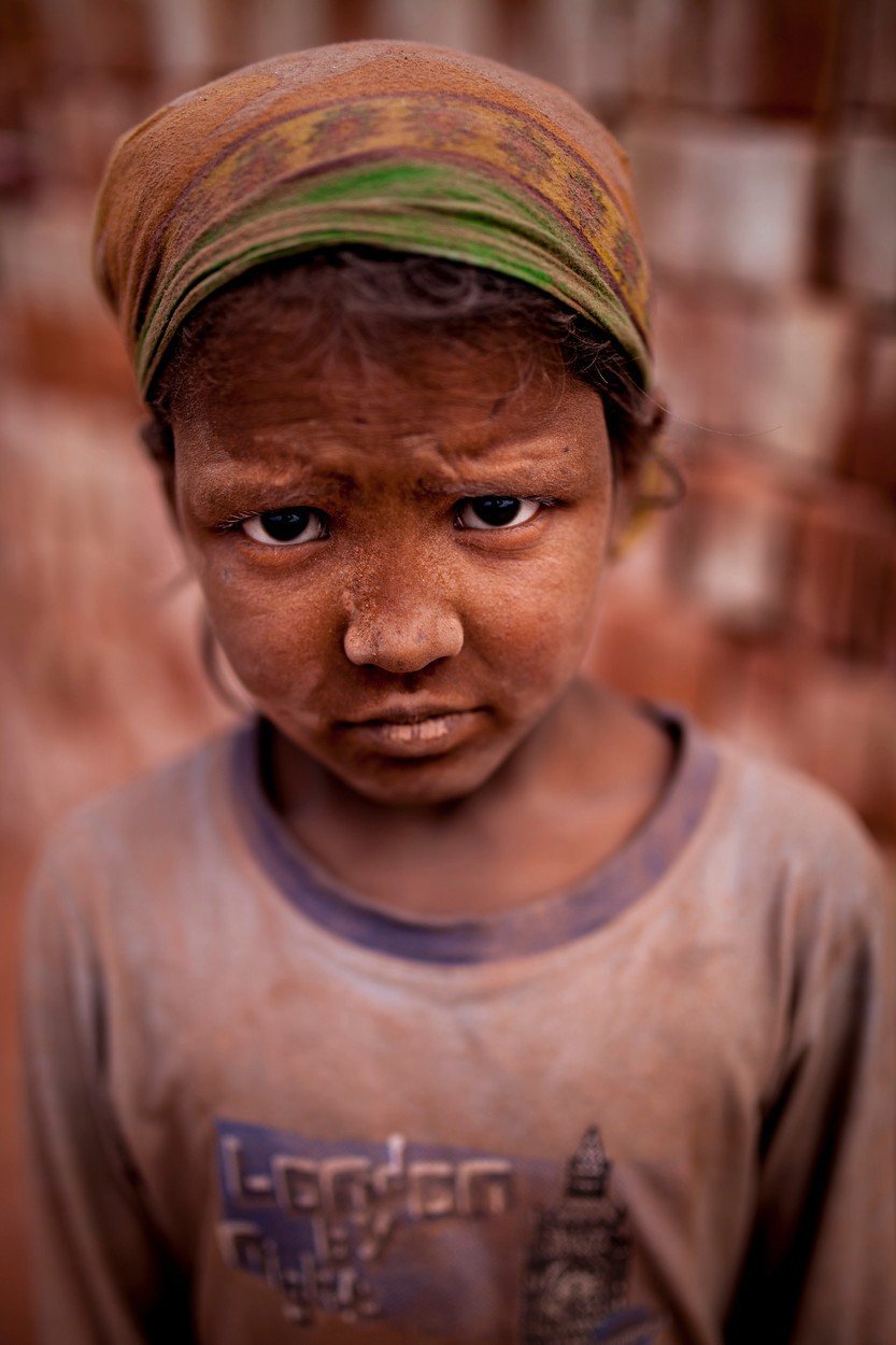I tato umouněná holčička pracuje v nebezpečném a prašném prostředí cihelny v Dháce.