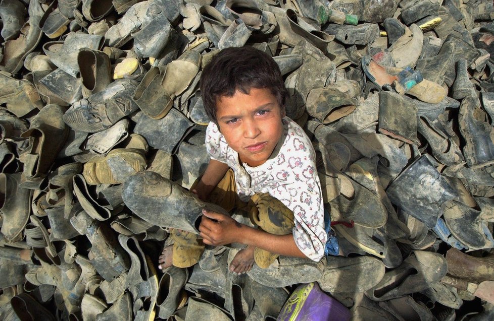 Devítiletý Mozammel z Kábulu mezi stovkami bot, které připravuje k recyklaci.
