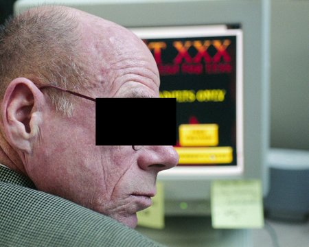 Muž (52) si tisknul dětské porno přímo v internetové kavárně