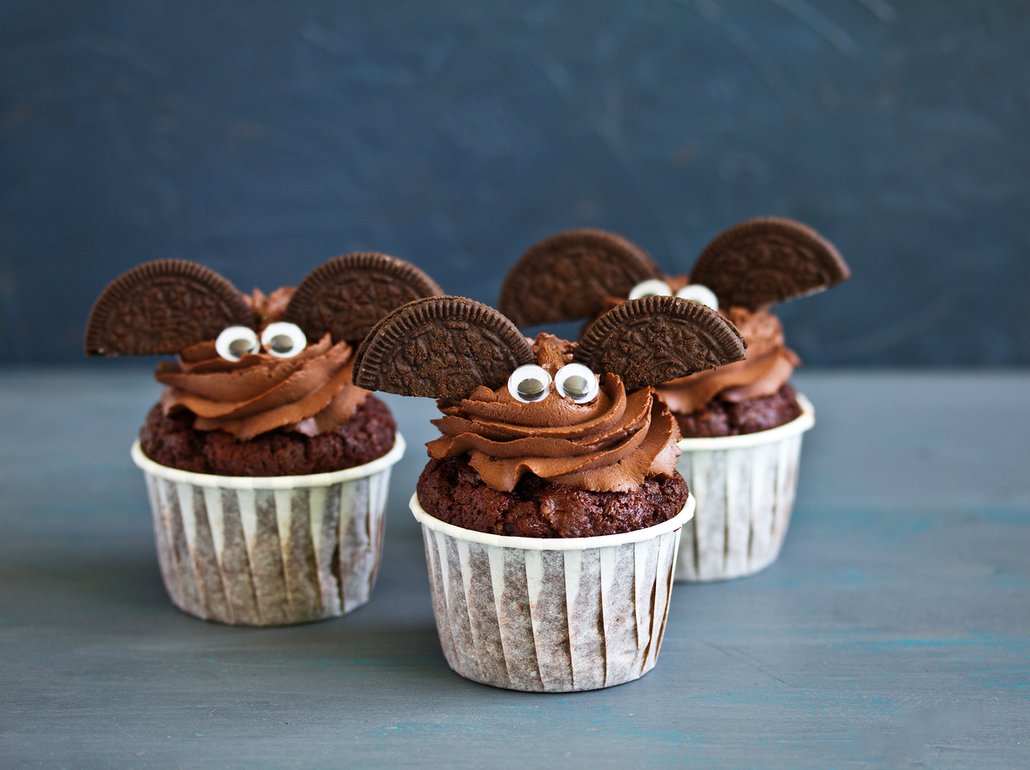 Netopýří cupcakes jsou jednoduché na přípravu a děti rozesmějí – na ozdobu využijete sušenky Oreo