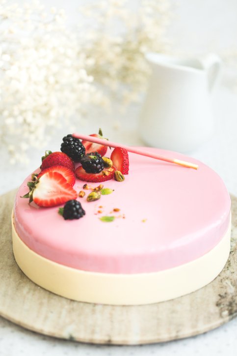 Jednoduchý růžový dort s ovocem