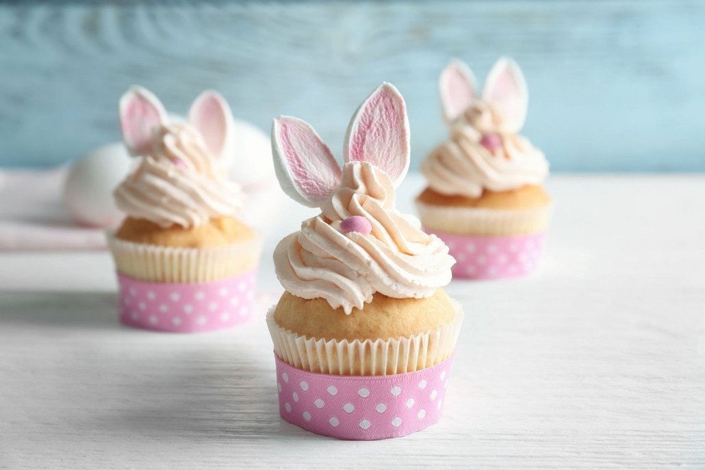 Roztomilé králičí cupcakes budou děti milovat. Stačí vám jen trocha fondánu a barviva na ouška a nos