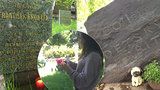 Na hřbitově v Ďáblicích se vzpomínalo na „světce.“ Odpočívá tu zhruba 200 obětí komunistického režimu