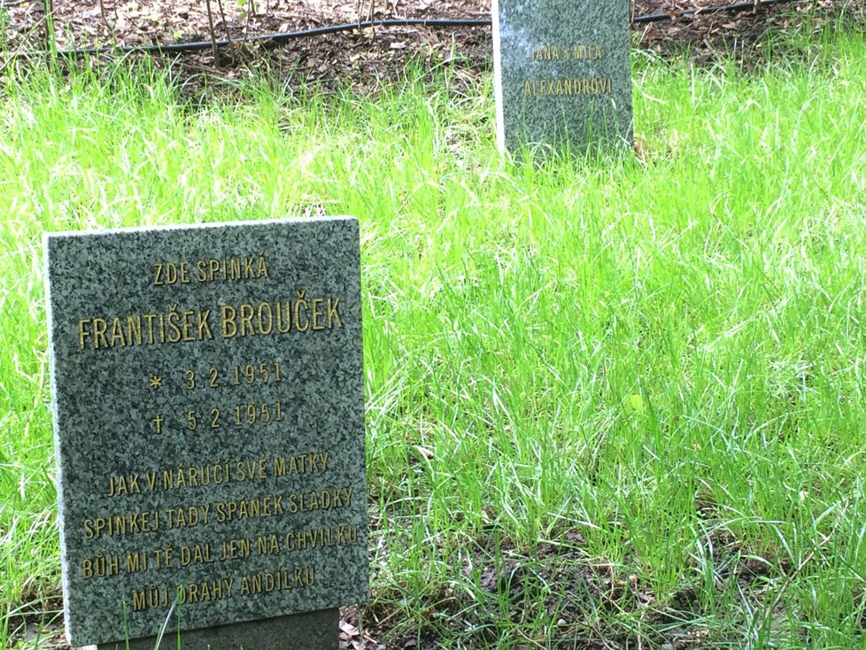 Na Ďáblickém hřbitově se vzpomínalo na osudy miminek, které v 50. letech umřely vězněným maminkám.