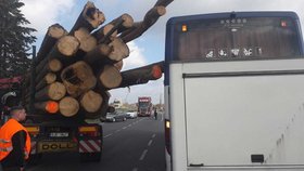 Obří klády prorazily sklo autobusu plného dětí.