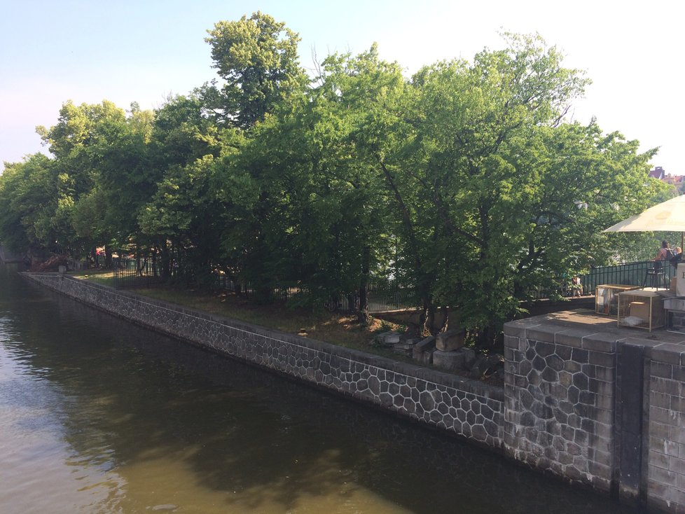 1. června se po pěti letech konečně otevřel veřejnosti, dětem především, Dětský ostrov.