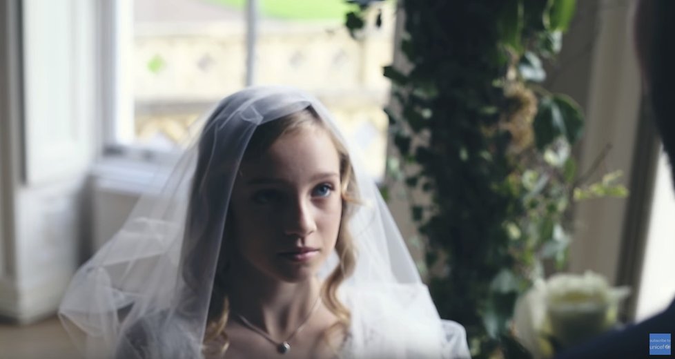 Záběry ze spotu organizace UNICEF, který varuje před dětskými sňatky