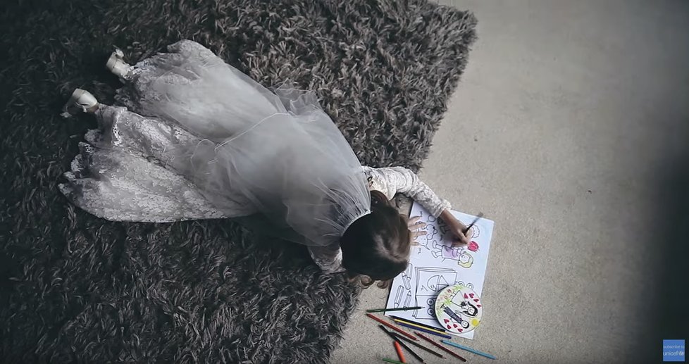 Záběry ze spotu organizace UNICEF, který varuje před dětskými sňatky