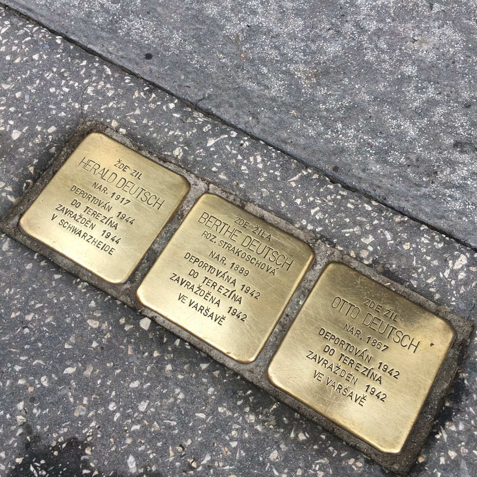 V Mášově ulici připomínají rodinu Deutschů stolpersteine.