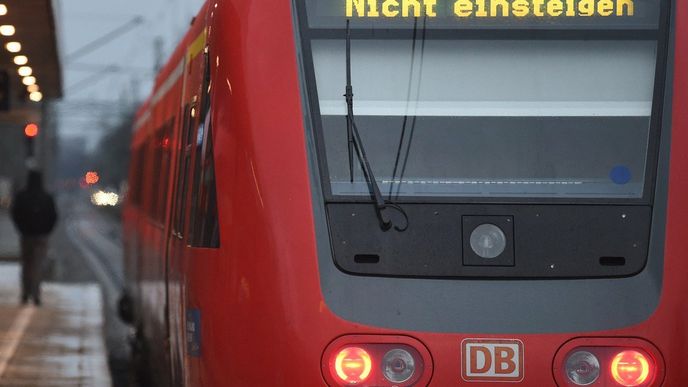 Dopravní chaos v Německu. Vlaky stojí kvůli stávce železničářů za vyšší platy.