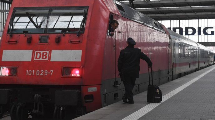 Dopravní chaos v Německu. Vlaky se znovu zastaví kvůli stávce železničářů za vyšší platy.