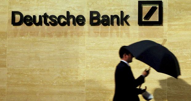 Kácející se Deutsche Bank skončila překvapivě v plusu. Potopí ji pokuta USA? 