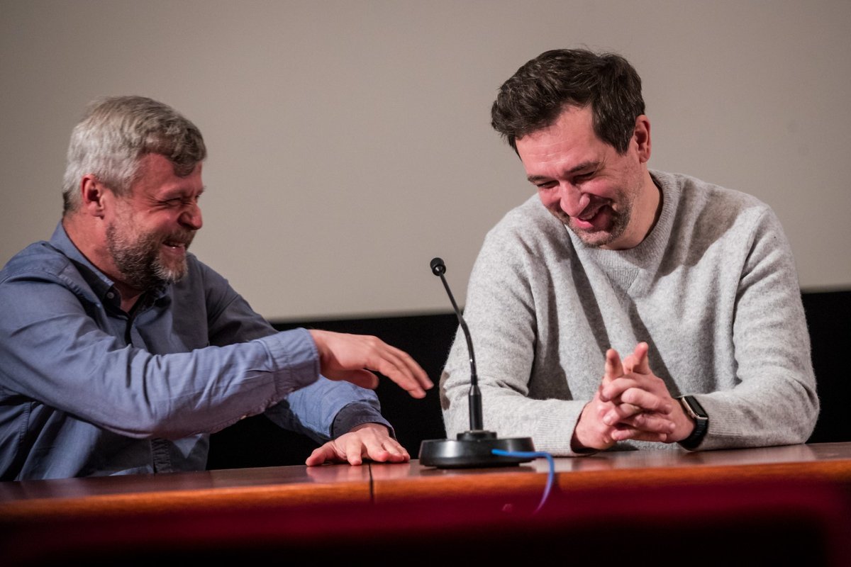 Herci Vasil Fridrich (vlevo) a Ondřej Sokol vystoupili 5. ledna 2022 v Praze na tiskové konferenci při příležitosti představení kriminální minisérie Devadesátky.