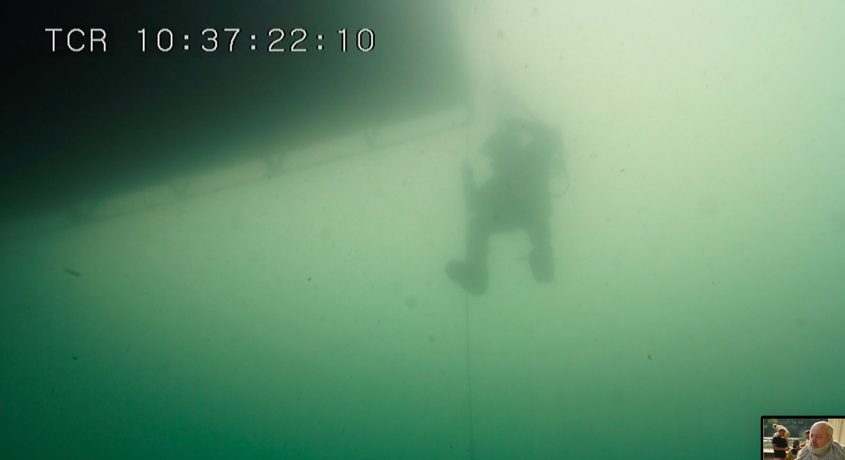 Potápěči se museli ponořit do hloubky 70 metrů.