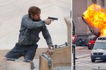 Zahraniční filmaři dál „devastují" Prahu: Hořící auto i připoutaný Gosling!