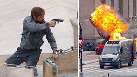 Zahraniční filmaři dál „devastují" Prahu: Hořící auto i připoutaný Gosling! 