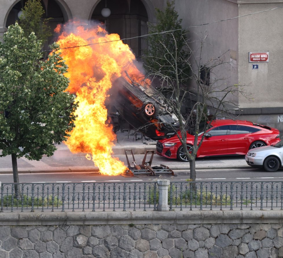 Natáčení The Gray Man: Poprvé černé auto ladně přeletělo.