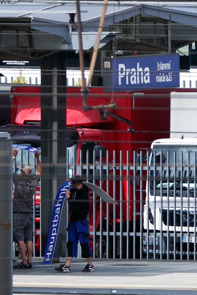 Natáčení The Gray Man: Hledáčku amerického týmu se nevyhnulo ani pražské hlavní nádraží. To se podle informací promění na Hauptbahnhof ve Vídni.