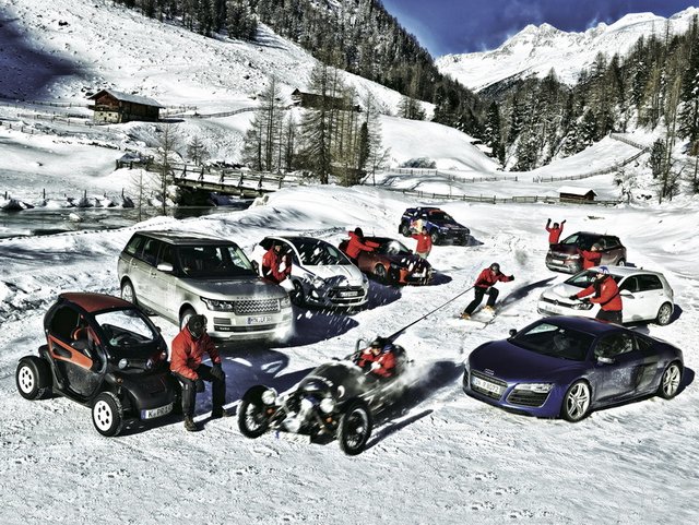 Devět automobilů na sněhu