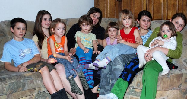 Zdeňka Peterová (39) se svými devíti dětmi. Zleva Marek (11), Karolína (15), Lucka (5), Radka (4), Bára (7), Šárka (6), Pavlína (17), Klára (1) a Iveta (12).