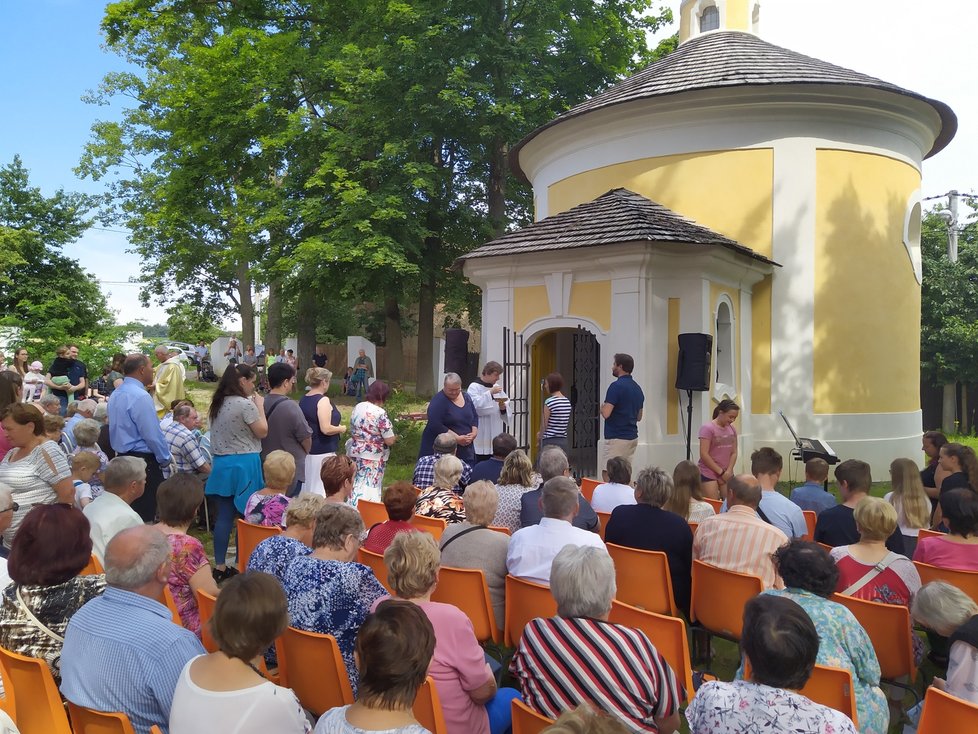 Na vzpomínkové setkání orazilo do Lesního Hlubokého na 300 věřících.