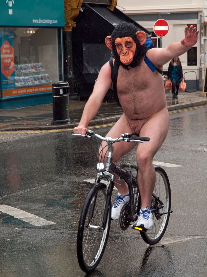 Standardní snímek z fotobanky pod titulem "deviant" prokazuje značnou míru diskriminace k nahým opicím na bicyklu.