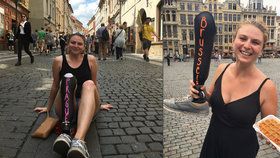 Dívka (23) bez nohy putuje Evropou: Města si píše na protézu křídou. Byla i v Praze
