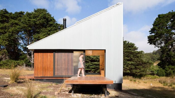 1. Tento víkendový domek obložený dřevem stojí na 99akrovém pozemku v australské Tasmánii. Elektřinu pro něj vyrábí solární panely, voda pochází z podzemních nádrží.