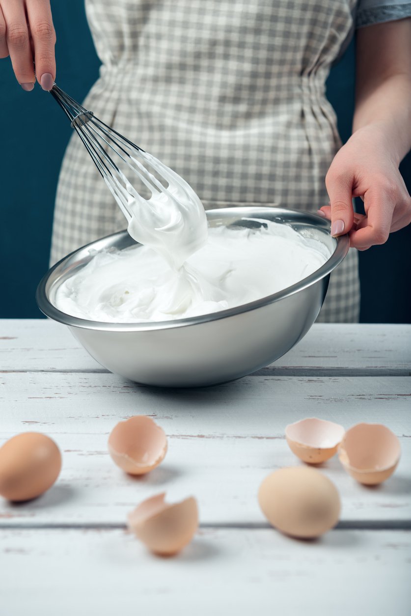 Aby se sníh dobře šlehal, je důležité mít dobře odmaštěnou mísu i metly