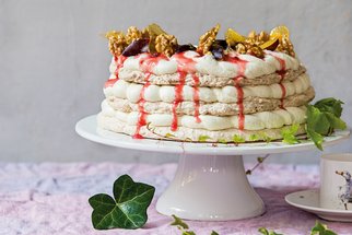 Smlsněte si na úžasně lehkém ořechovém dortu se švestkami a karamelem, který se rozplývá na jazyku