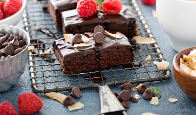 Kefírový koláč můžete potáhnout čokoládovou polevou a ozdobit např. mandlemi, kokosem nebo čerstvým ovocem