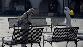 Pracovníci specializované firmy 27. března 2020 desinfikují lavičky na Masarykově náměstí v Novém Jičíně.