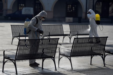 Pracovníci specializované firmy 27. března 2020 desinfikují lavičky na Masarykově náměstí v Novém Jičíně.