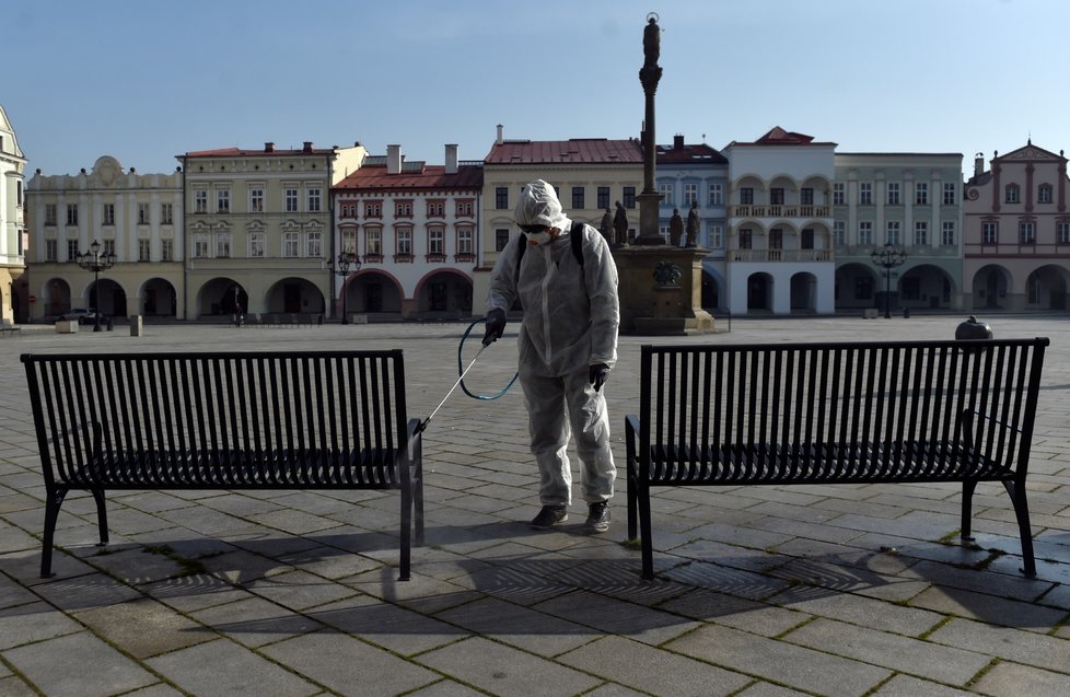 Pracovníci specializované firmy 27. března 2020 dezinfikují lavičky na Masarykově náměstí v Novém Jičíně.