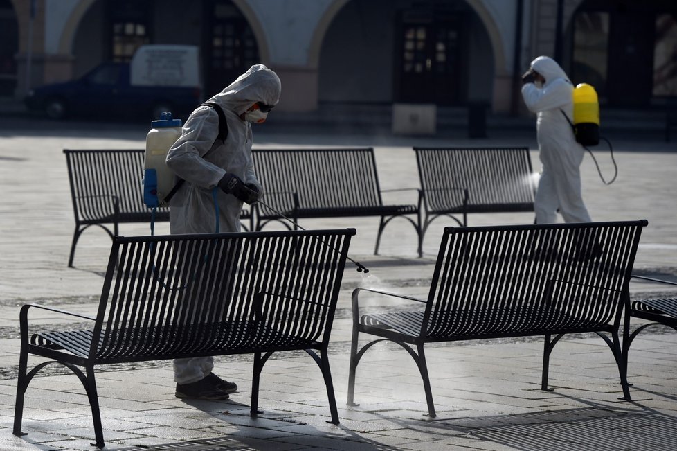 Pracovníci specializované firmy 27. března 2020 desinfikují lavičky na Masarykově náměstí v Novém Jičíně.