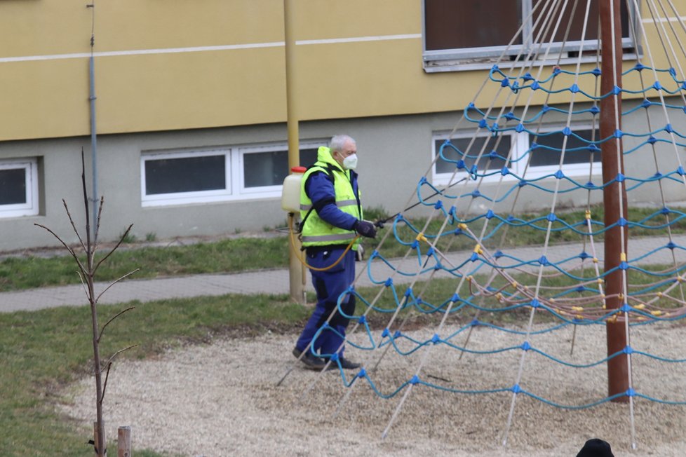 Pracovníci ve Veselí nad Moravou dezinfikují kvůli covid-19 pravidelně dětská hřiště.