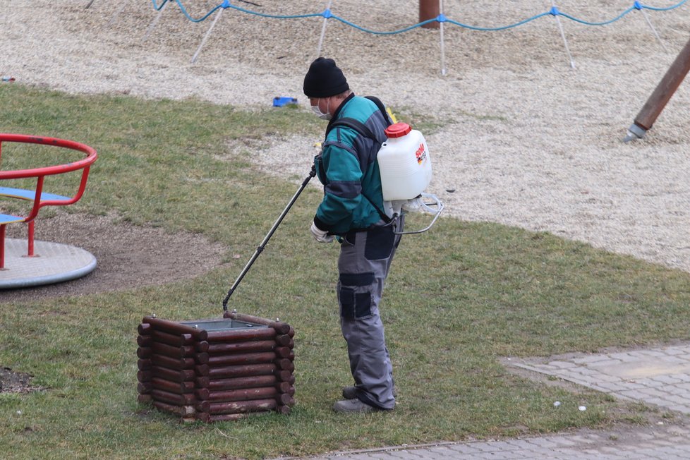 Pracovníci ve Veselí nad Moravou dezinfikují kvůli covid-19 pravidelně dětská hřiště.