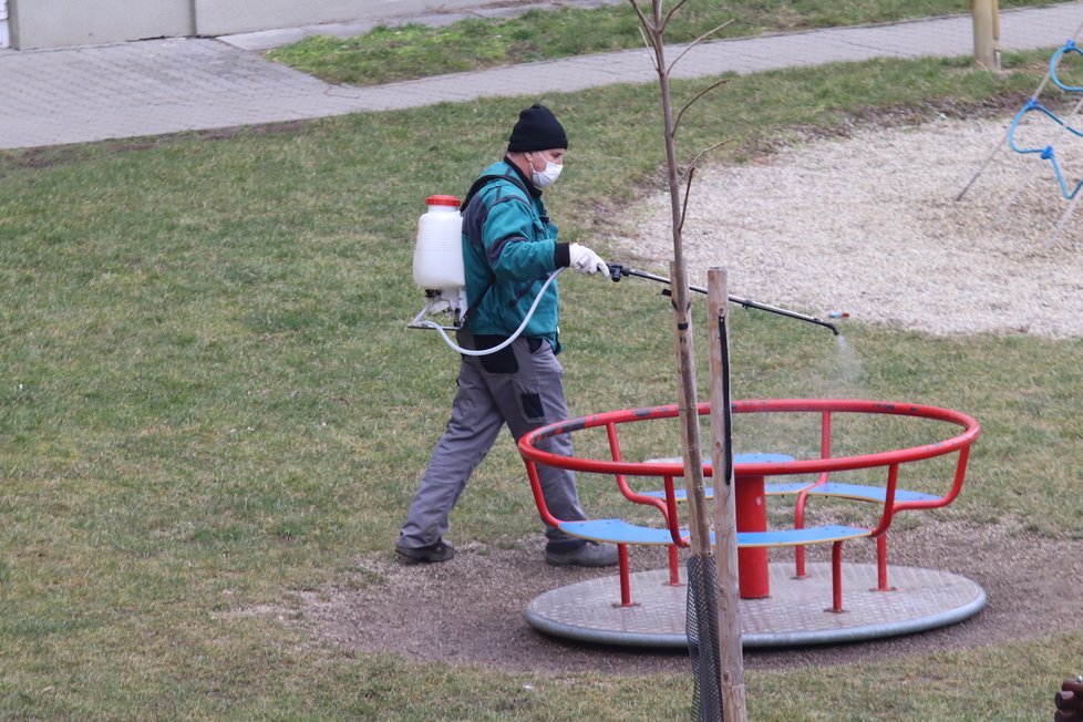 Pracovníci ve Veselí nad Moravou dezinfikují kvůli covid-19 pravidelně dětská hřiště.