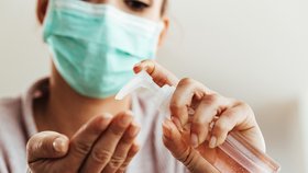 Test dezinfekčních gelů a sprejů: Který nelepí, nepáchne a kůži nevysušuje?