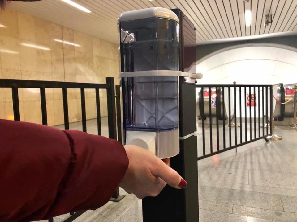 DPP umístí do vestibulů stanic metra 120 dávkovačů s dezinfekcí.