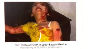 Příklad dezinformace. Vlevo: Údajná oběť z jihovýchodu Ukrajiny (fotka se objevila na sociálních sítích). Vpravo: Zdrojovou fotografií je smrt dívky během války v Sýrii v roce 2014.