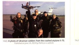 Příklad dezinformace. Vlevo: Údajné foto ukrajinských vojáků z havarovaného letadla II-76 (zdroj: Politicus.ru). Vpravo: Původní fotografie byla v době události už měsíc stará a s vojáky letadla II-76 neměla nic společného.
